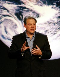 Gore vor einem Bild des blauen Planeten