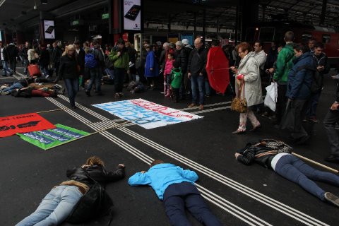 Flashmob 1.6.13, Bahnhof Luzern, Bild 2