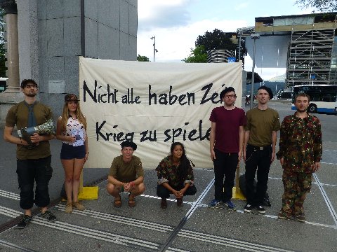 Aktion sinnlose Wehrpflicht, Bahnhof Luzern, Bild 4